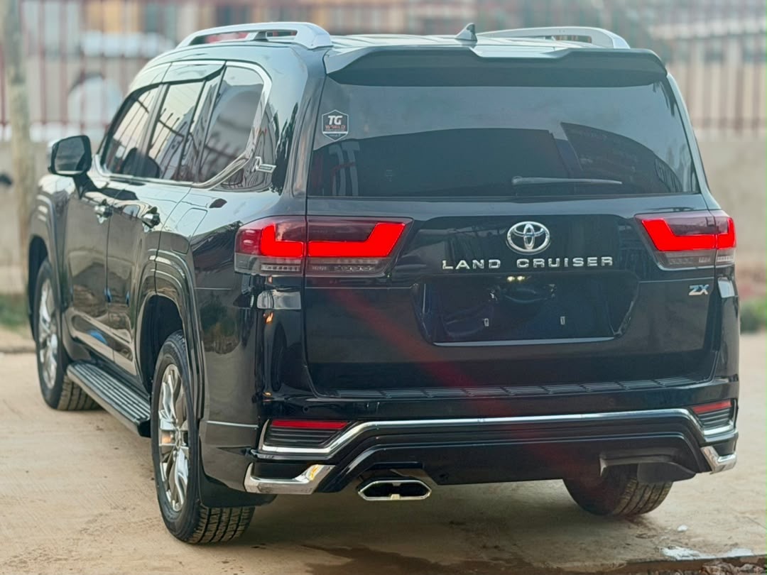 写真 Buy used toyota land cruiser black car in dar es salaam in dar es