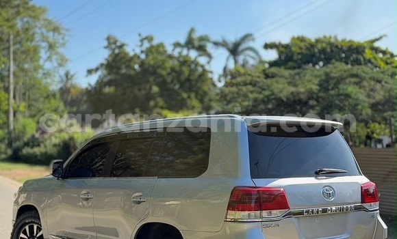 Buy Used Toyota Land Cruiser Silver Car in Dar es Salaam in Dar es Salaam Buy Used Toyota Land Cruiser Silver Car in Dar es Salaam in Dar es Salaam