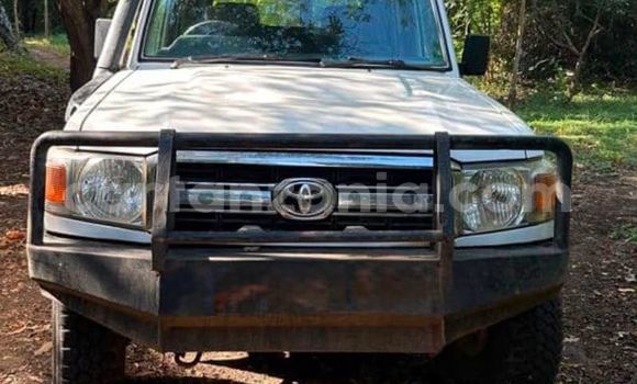 Buy Used Toyota Land Cruiser White Car in Dar es Salaam in Dar es Salaam
