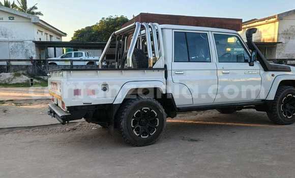 Nunua Imported Toyota Land Cruiser Nyeupe Gari ndani ya Dar es Salaam nchini Dar es Salaam Nunua Imported Toyota Land Cruiser Nyeupe Gari ndani ya Dar es Salaam nchini Dar es Salaam
