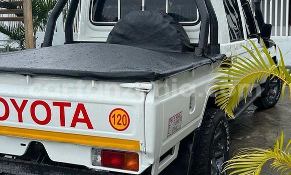 Nunua Imported Toyota Land Cruiser Nyeupe Gari ndani ya Dar es Salaam nchini Dar es Salaam Nunua Imported Toyota Land Cruiser Nyeupe Gari ndani ya Dar es Salaam nchini Dar es Salaam
