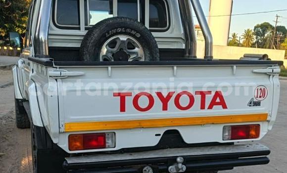 Nunua Imported Toyota Land Cruiser Nyeupe Gari ndani ya Dar es Salaam nchini Dar es Salaam Nunua Imported Toyota Land Cruiser Nyeupe Gari ndani ya Dar es Salaam nchini Dar es Salaam
