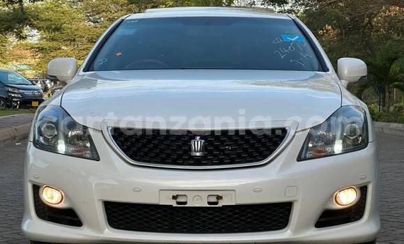 Nunua Imported Toyota Crown Nyeupe Gari ndani ya Dar es Salaam nchini Dar es Salaam