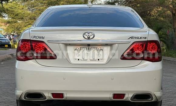 Nunua Imported Toyota Crown Nyeupe Gari ndani ya Dar es Salaam nchini Dar es Salaam Nunua Imported Toyota Crown Nyeupe Gari ndani ya Dar es Salaam nchini Dar es Salaam