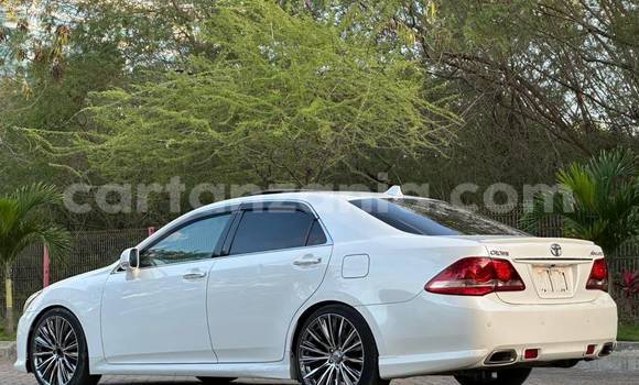 Nunua Imported Toyota Crown Nyeupe Gari ndani ya Dar es Salaam nchini Dar es Salaam Nunua Imported Toyota Crown Nyeupe Gari ndani ya Dar es Salaam nchini Dar es Salaam