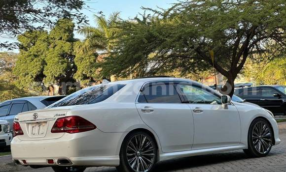 Nunua Imported Toyota Crown Nyeupe Gari ndani ya Dar es Salaam nchini Dar es Salaam Nunua Imported Toyota Crown Nyeupe Gari ndani ya Dar es Salaam nchini Dar es Salaam
