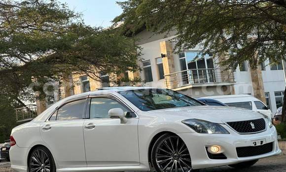 Nunua Imported Toyota Crown Nyeupe Gari ndani ya Dar es Salaam nchini Dar es Salaam Nunua Imported Toyota Crown Nyeupe Gari ndani ya Dar es Salaam nchini Dar es Salaam