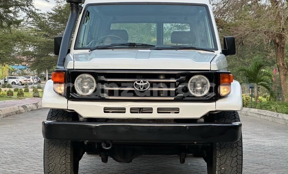 Nunua Imported Toyota Land Cruiser Nyeupe Gari ndani ya Dar es Salaam nchini Dar es Salaam Nunua Imported Toyota Land Cruiser Nyeupe Gari ndani ya Dar es Salaam nchini Dar es Salaam