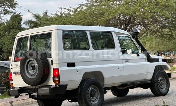Buy Import Toyota Land Cruiser White Car in Dar es Salaam in Dar es Salaam Buy Import Toyota Land Cruiser White Car in Dar es Salaam in Dar es Salaam