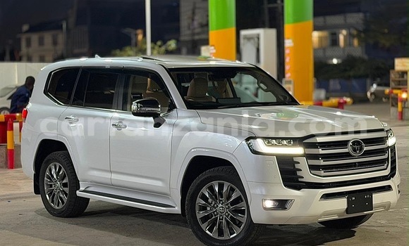 Nunua Imported Toyota Land Cruiser Prado Nyeupe Gari ndani ya Dar es Salaam nchini Dar es Salaam