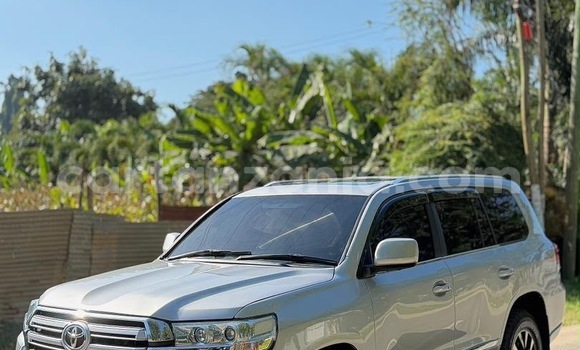 Buy Used Toyota Land Cruiser Silver Car in Dar es Salaam in Dar es Salaam Buy Used Toyota Land Cruiser Silver Car in Dar es Salaam in Dar es Salaam