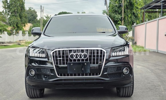 Nunua Ilio tumika Audi Q5 Nyeusi Gari ndani ya Dar es Salaam nchini Dar es Salaam