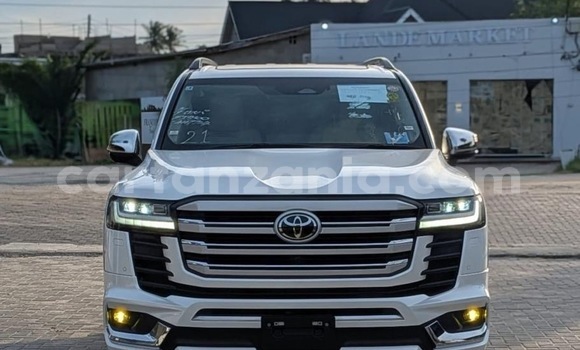 Nunua Imported Toyota Land Cruiser Nyeupe Gari ndani ya Dar es Salaam nchini Dar es Salaam