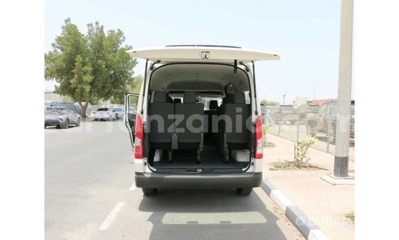 Nunua Imported Toyota Hiace Nyeupe Gari ndani ya Import - Dubai nchini Arusha Nunua Imported Toyota Hiace Nyeupe Gari ndani ya Import - Dubai nchini Arusha