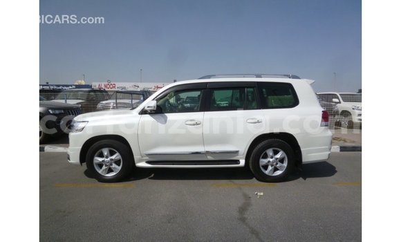 Buy Import Toyota Land Cruiser White Car in Import - Dubai in Arusha Buy Import Toyota Land Cruiser White Car in Import - Dubai in Arusha