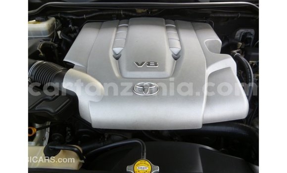 Buy Import Toyota Land Cruiser White Car in Import - Dubai in Arusha Buy Import Toyota Land Cruiser White Car in Import - Dubai in Arusha