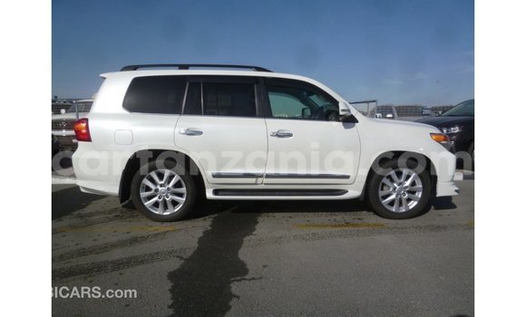 Nunua Imported Toyota Land Cruiser Nyeupe Gari ndani ya Import - Dubai nchini Arusha Nunua Imported Toyota Land Cruiser Nyeupe Gari ndani ya Import - Dubai nchini Arusha