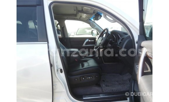 Nunua Imported Toyota Land Cruiser Nyeupe Gari ndani ya Import - Dubai nchini Arusha Nunua Imported Toyota Land Cruiser Nyeupe Gari ndani ya Import - Dubai nchini Arusha