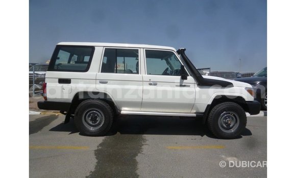 Nunua Imported Toyota Land Cruiser Nyeupe Gari ndani ya Import - Dubai nchini Arusha Nunua Imported Toyota Land Cruiser Nyeupe Gari ndani ya Import - Dubai nchini Arusha