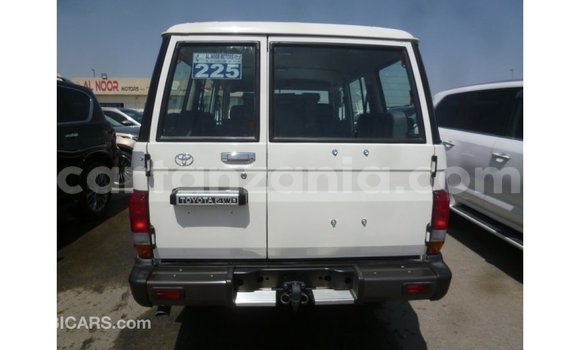 Nunua Imported Toyota Land Cruiser Nyeupe Gari ndani ya Import - Dubai nchini Arusha Nunua Imported Toyota Land Cruiser Nyeupe Gari ndani ya Import - Dubai nchini Arusha