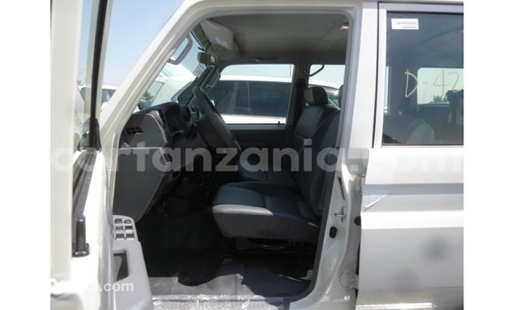 Nunua Imported Toyota Land Cruiser Nyeupe Gari ndani ya Import - Dubai nchini Arusha Nunua Imported Toyota Land Cruiser Nyeupe Gari ndani ya Import - Dubai nchini Arusha
