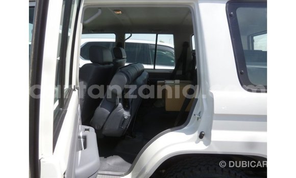 Nunua Imported Toyota Land Cruiser Nyeupe Gari ndani ya Import - Dubai nchini Arusha Nunua Imported Toyota Land Cruiser Nyeupe Gari ndani ya Import - Dubai nchini Arusha