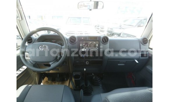 Nunua Imported Toyota Land Cruiser Nyeupe Gari ndani ya Import - Dubai nchini Arusha Nunua Imported Toyota Land Cruiser Nyeupe Gari ndani ya Import - Dubai nchini Arusha
