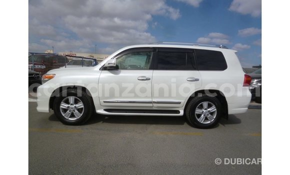 Nunua Imported Toyota Land Cruiser Nyeupe Gari ndani ya Import - Dubai nchini Arusha Nunua Imported Toyota Land Cruiser Nyeupe Gari ndani ya Import - Dubai nchini Arusha