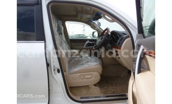 Nunua Imported Toyota Land Cruiser Nyeupe Gari ndani ya Import - Dubai nchini Arusha Nunua Imported Toyota Land Cruiser Nyeupe Gari ndani ya Import - Dubai nchini Arusha