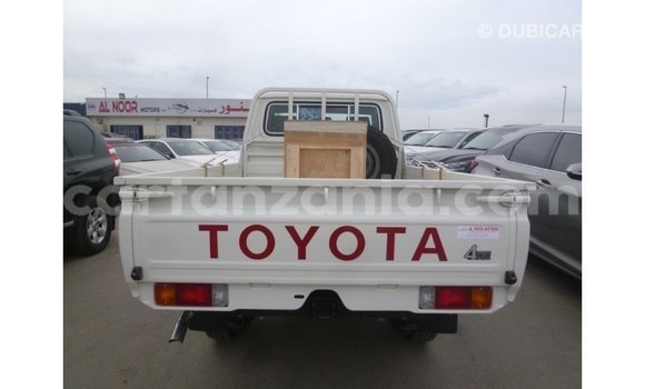 Nunua Imported Toyota Land Cruiser Nyeupe Gari ndani ya Import - Dubai nchini Arusha Nunua Imported Toyota Land Cruiser Nyeupe Gari ndani ya Import - Dubai nchini Arusha