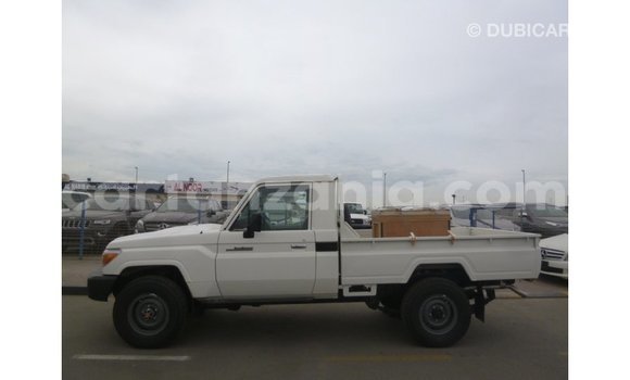 Nunua Imported Toyota Land Cruiser Nyeupe Gari ndani ya Import - Dubai nchini Arusha Nunua Imported Toyota Land Cruiser Nyeupe Gari ndani ya Import - Dubai nchini Arusha