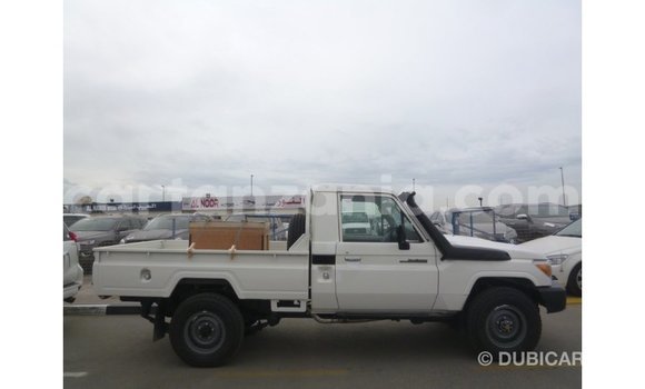 Nunua Imported Toyota Land Cruiser Nyeupe Gari ndani ya Import - Dubai nchini Arusha Nunua Imported Toyota Land Cruiser Nyeupe Gari ndani ya Import - Dubai nchini Arusha
