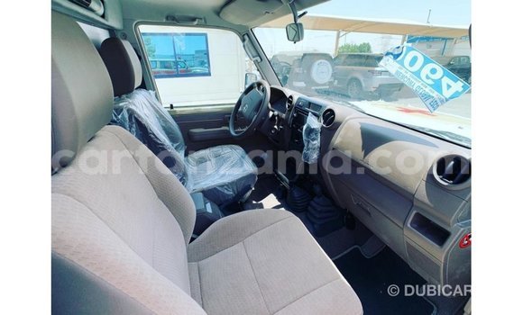 Nunua Imported Toyota Land Cruiser Nyeupe Gari ndani ya Import - Dubai nchini Arusha Nunua Imported Toyota Land Cruiser Nyeupe Gari ndani ya Import - Dubai nchini Arusha