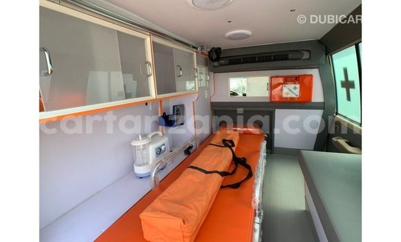 Nunua Imported Toyota Land Cruiser Nyeupe Gari ndani ya Import - Dubai nchini Arusha Nunua Imported Toyota Land Cruiser Nyeupe Gari ndani ya Import - Dubai nchini Arusha