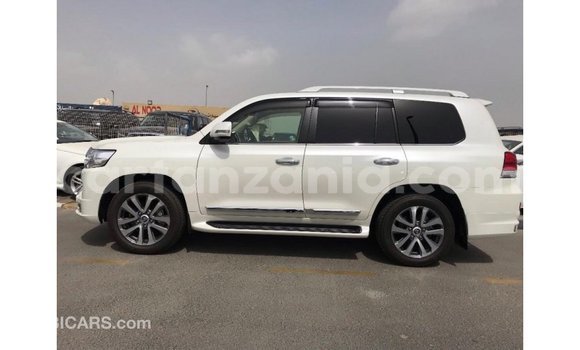 Nunua Imported Toyota Land Cruiser Nyeupe Gari ndani ya Import - Dubai nchini Arusha Nunua Imported Toyota Land Cruiser Nyeupe Gari ndani ya Import - Dubai nchini Arusha