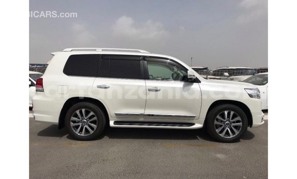 Nunua Imported Toyota Land Cruiser Nyeupe Gari ndani ya Import - Dubai nchini Arusha Nunua Imported Toyota Land Cruiser Nyeupe Gari ndani ya Import - Dubai nchini Arusha