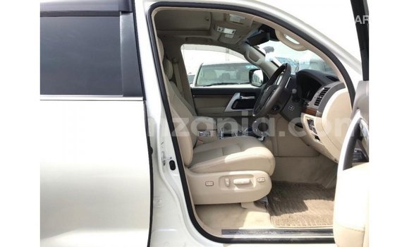 Nunua Imported Toyota Land Cruiser Nyeupe Gari ndani ya Import - Dubai nchini Arusha Nunua Imported Toyota Land Cruiser Nyeupe Gari ndani ya Import - Dubai nchini Arusha