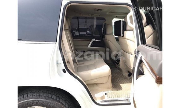 Nunua Imported Toyota Land Cruiser Nyeupe Gari ndani ya Import - Dubai nchini Arusha Nunua Imported Toyota Land Cruiser Nyeupe Gari ndani ya Import - Dubai nchini Arusha