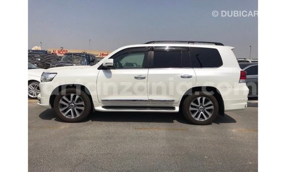 Nunua Imported Toyota Land Cruiser Nyeupe Gari ndani ya Import - Dubai nchini Arusha Nunua Imported Toyota Land Cruiser Nyeupe Gari ndani ya Import - Dubai nchini Arusha