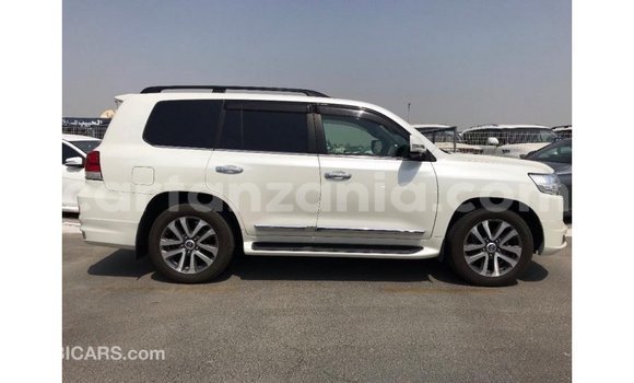Nunua Imported Toyota Land Cruiser Nyeupe Gari ndani ya Import - Dubai nchini Arusha Nunua Imported Toyota Land Cruiser Nyeupe Gari ndani ya Import - Dubai nchini Arusha
