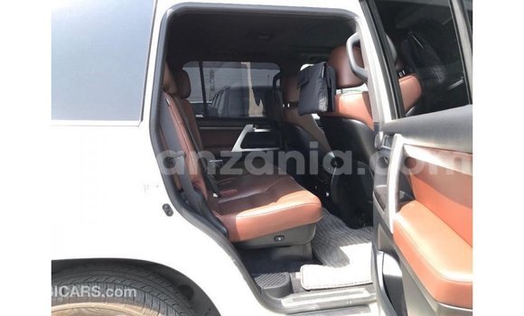 Nunua Imported Toyota Land Cruiser Nyeupe Gari ndani ya Import - Dubai nchini Arusha Nunua Imported Toyota Land Cruiser Nyeupe Gari ndani ya Import - Dubai nchini Arusha