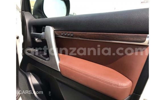 Nunua Imported Toyota Land Cruiser Nyeupe Gari ndani ya Import - Dubai nchini Arusha Nunua Imported Toyota Land Cruiser Nyeupe Gari ndani ya Import - Dubai nchini Arusha