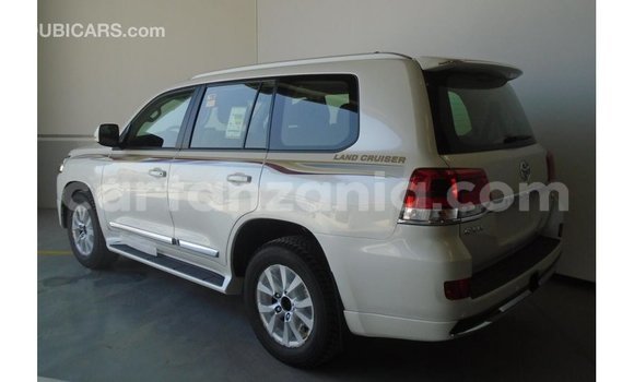 Nunua Imported Toyota Land Cruiser Nyeupe Gari ndani ya Import - Dubai nchini Arusha Nunua Imported Toyota Land Cruiser Nyeupe Gari ndani ya Import - Dubai nchini Arusha