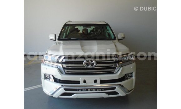 Nunua Imported Toyota Land Cruiser Nyeupe Gari ndani ya Import - Dubai nchini Arusha Nunua Imported Toyota Land Cruiser Nyeupe Gari ndani ya Import - Dubai nchini Arusha