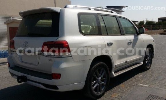 Nunua Imported Toyota Land Cruiser Nyeupe Gari ndani ya Import - Dubai nchini Arusha Nunua Imported Toyota Land Cruiser Nyeupe Gari ndani ya Import - Dubai nchini Arusha