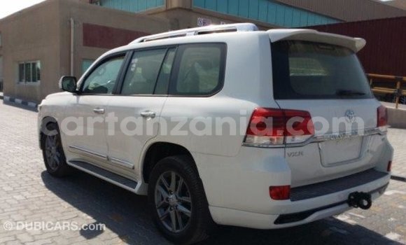 Nunua Imported Toyota Land Cruiser Nyeupe Gari ndani ya Import - Dubai nchini Arusha Nunua Imported Toyota Land Cruiser Nyeupe Gari ndani ya Import - Dubai nchini Arusha