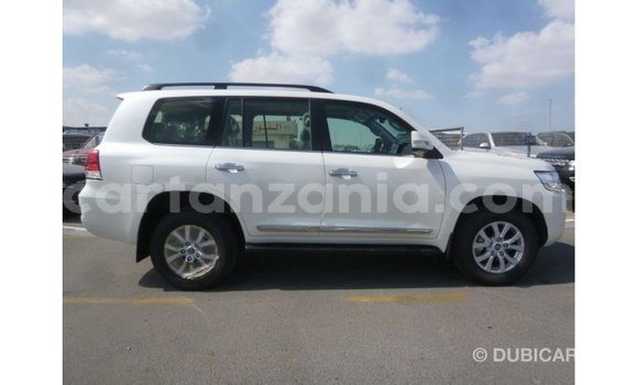 Nunua Imported Toyota Land Cruiser Nyeupe Gari ndani ya Import - Dubai nchini Arusha Nunua Imported Toyota Land Cruiser Nyeupe Gari ndani ya Import - Dubai nchini Arusha