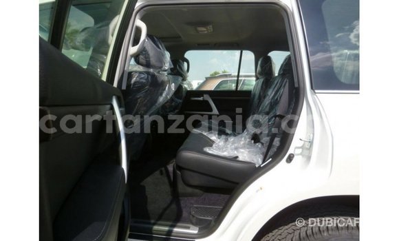 Nunua Imported Toyota Land Cruiser Nyeupe Gari ndani ya Import - Dubai nchini Arusha Nunua Imported Toyota Land Cruiser Nyeupe Gari ndani ya Import - Dubai nchini Arusha