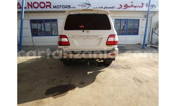 Nunua Imported Toyota Land Cruiser Nyeupe Gari ndani ya Import - Dubai nchini Arusha Nunua Imported Toyota Land Cruiser Nyeupe Gari ndani ya Import - Dubai nchini Arusha
