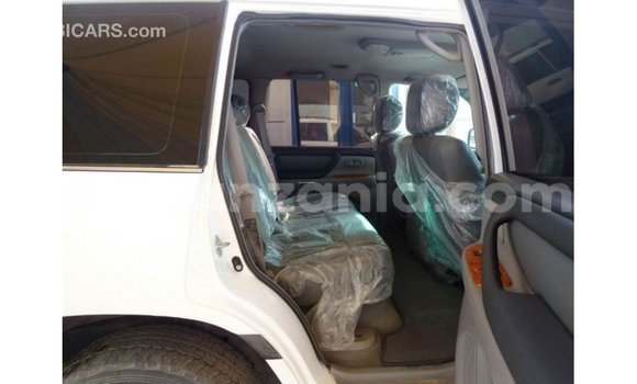 Nunua Imported Toyota Land Cruiser Nyeupe Gari ndani ya Import - Dubai nchini Arusha Nunua Imported Toyota Land Cruiser Nyeupe Gari ndani ya Import - Dubai nchini Arusha